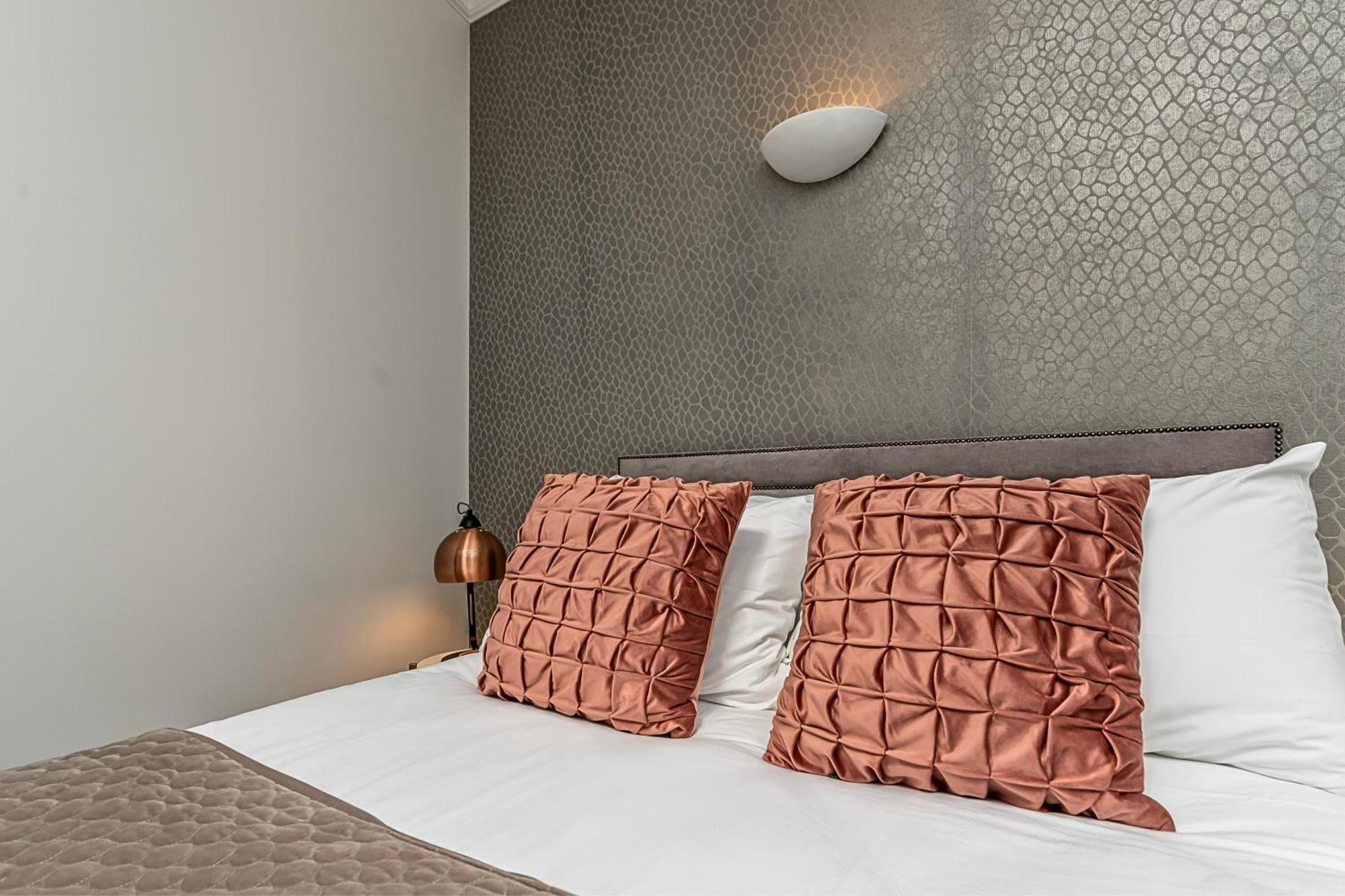 The Secret Kensington Garden Mews-2 Bedroom Full House-2 Train Lines- Spacious-Kings Road- Harrods -Chelsea Stadium-Private Small Patio London Exteriör bild