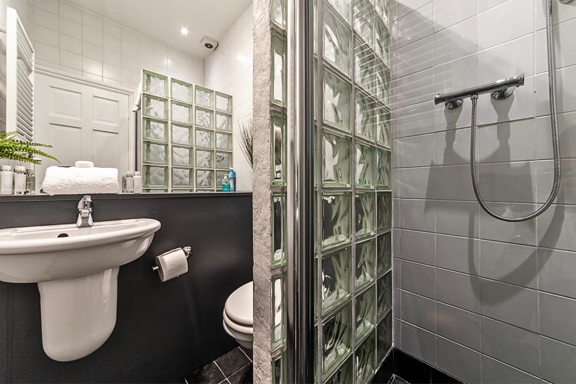 The Secret Kensington Garden Mews-2 Bedroom Full House-2 Train Lines- Spacious-Kings Road- Harrods -Chelsea Stadium-Private Small Patio London Exteriör bild