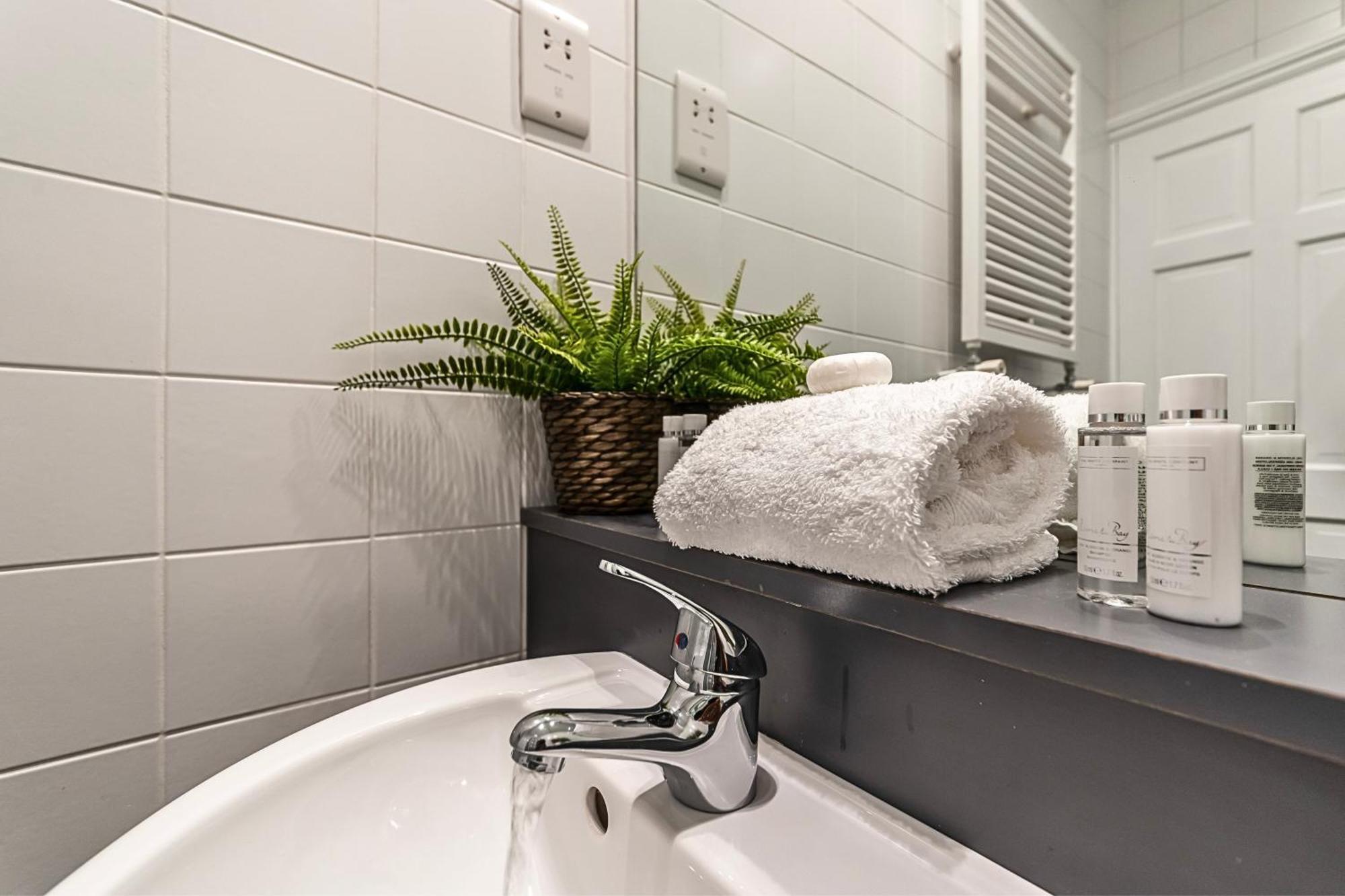 The Secret Kensington Garden Mews-2 Bedroom Full House-2 Train Lines- Spacious-Kings Road- Harrods -Chelsea Stadium-Private Small Patio London Exteriör bild