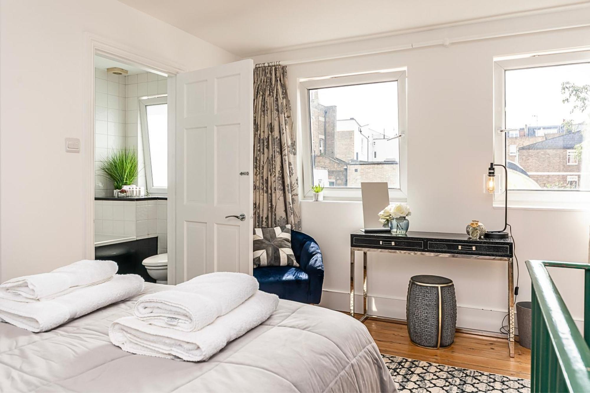 The Secret Kensington Garden Mews-2 Bedroom Full House-2 Train Lines- Spacious-Kings Road- Harrods -Chelsea Stadium-Private Small Patio London Exteriör bild