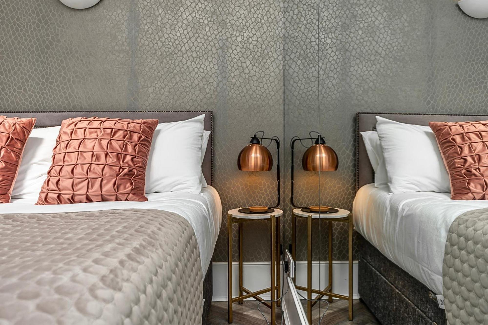 The Secret Kensington Garden Mews-2 Bedroom Full House-2 Train Lines- Spacious-Kings Road- Harrods -Chelsea Stadium-Private Small Patio London Exteriör bild
