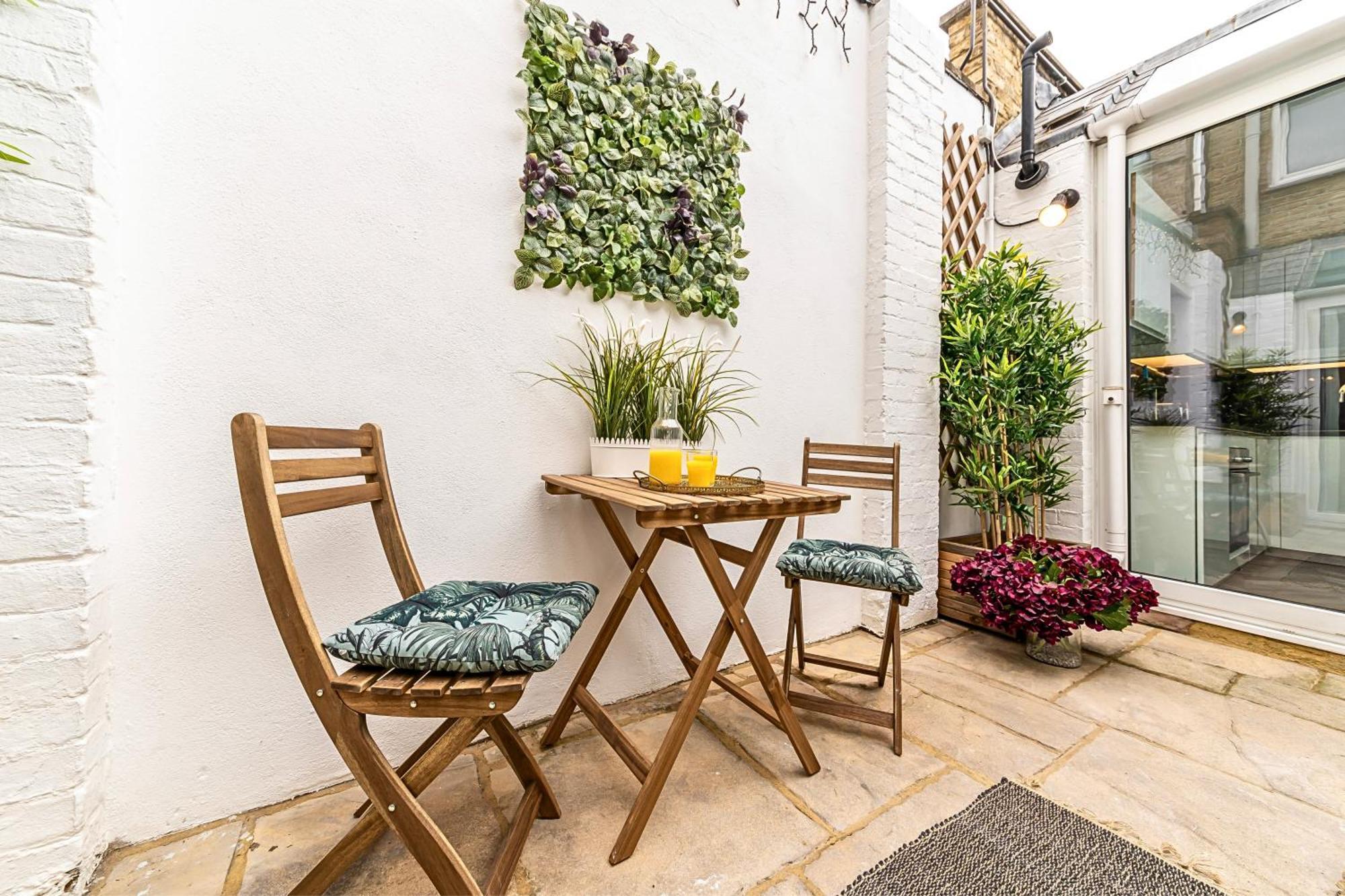 The Secret Kensington Garden Mews-2 Bedroom Full House-2 Train Lines- Spacious-Kings Road- Harrods -Chelsea Stadium-Private Small Patio London Exteriör bild