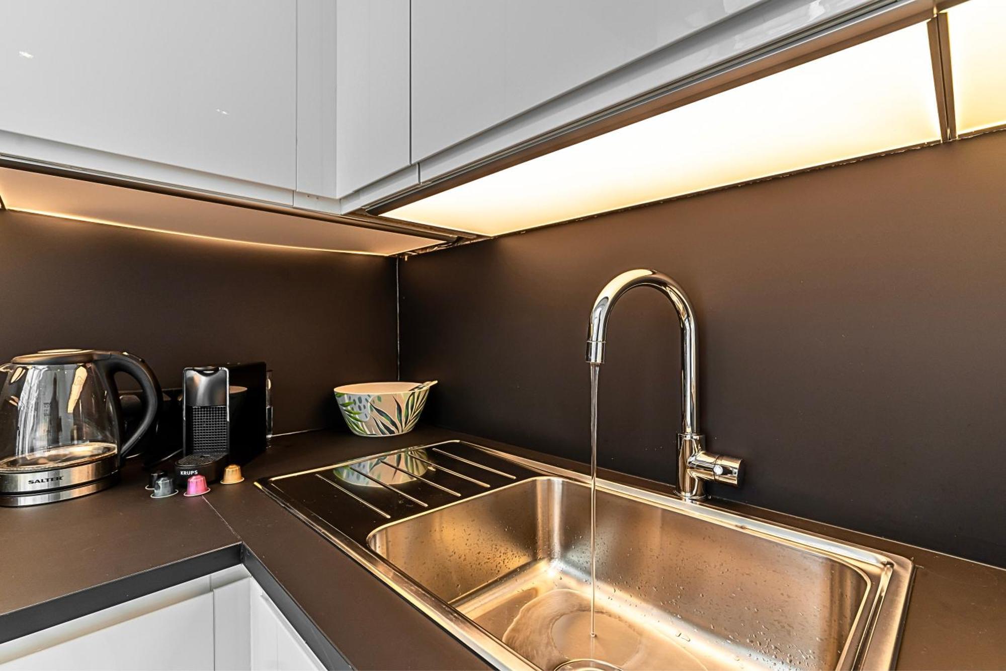 The Secret Kensington Garden Mews-2 Bedroom Full House-2 Train Lines- Spacious-Kings Road- Harrods -Chelsea Stadium-Private Small Patio London Exteriör bild