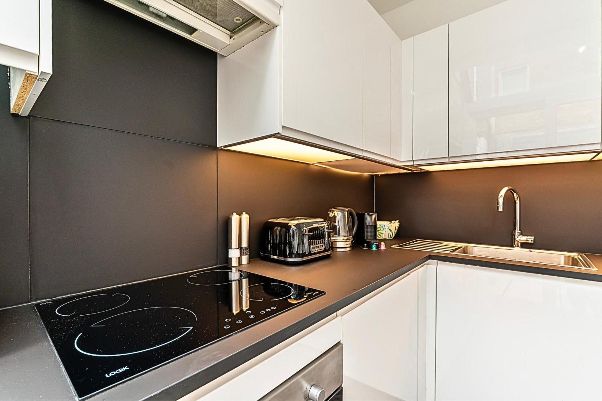 The Secret Kensington Garden Mews-2 Bedroom Full House-2 Train Lines- Spacious-Kings Road- Harrods -Chelsea Stadium-Private Small Patio London Exteriör bild
