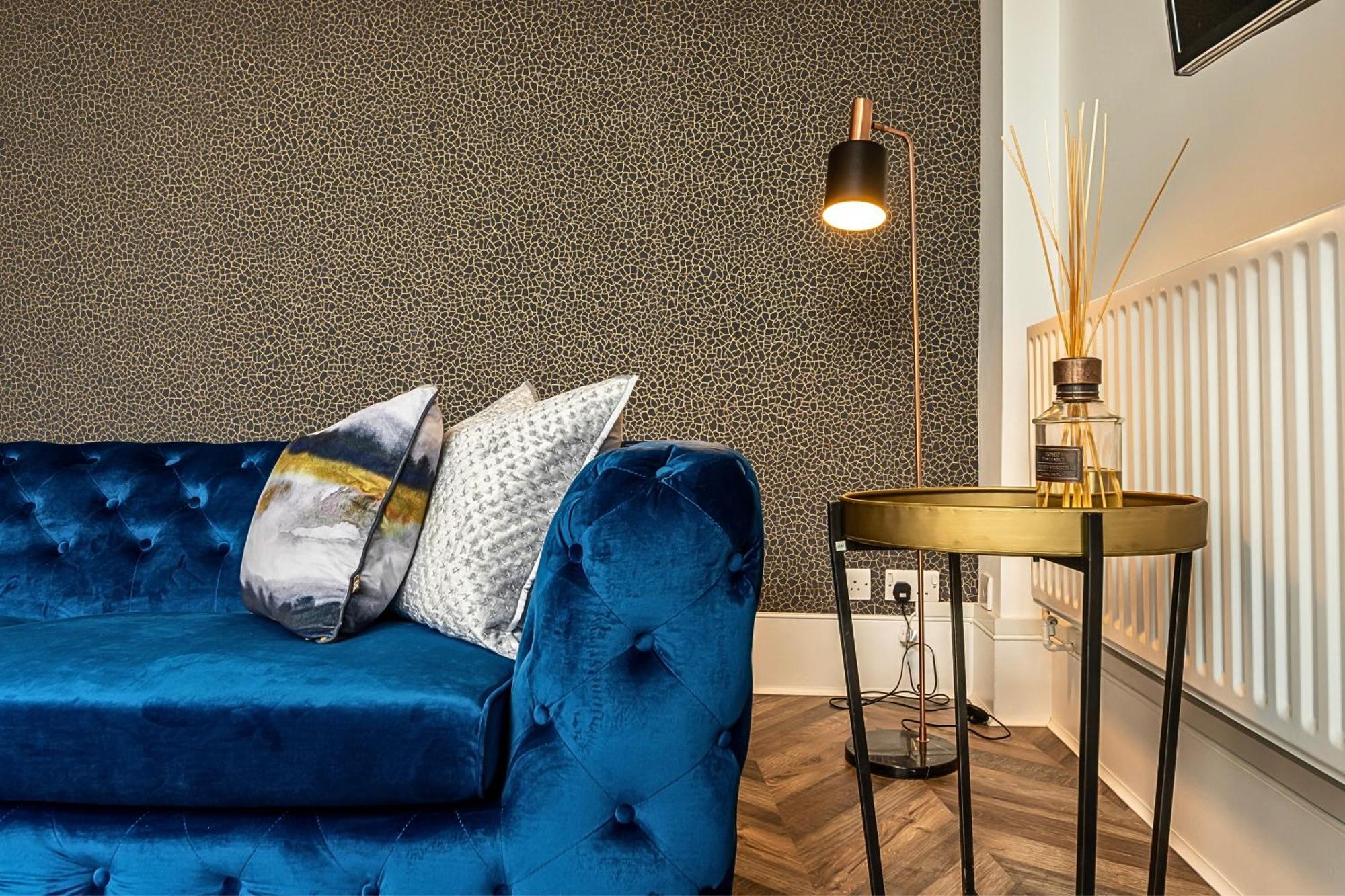 The Secret Kensington Garden Mews-2 Bedroom Full House-2 Train Lines- Spacious-Kings Road- Harrods -Chelsea Stadium-Private Small Patio London Exteriör bild