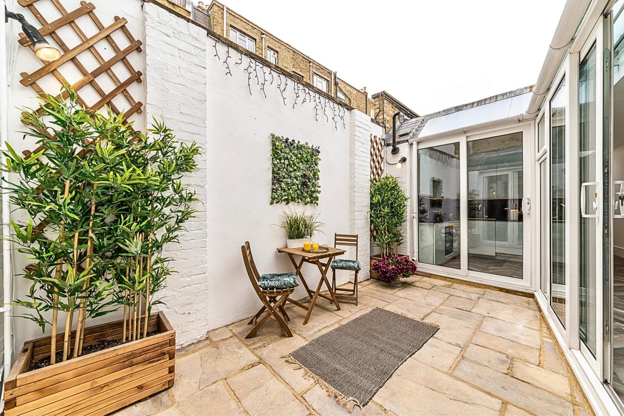 The Secret Kensington Garden Mews-2 Bedroom Full House-2 Train Lines- Spacious-Kings Road- Harrods -Chelsea Stadium-Private Small Patio London Exteriör bild