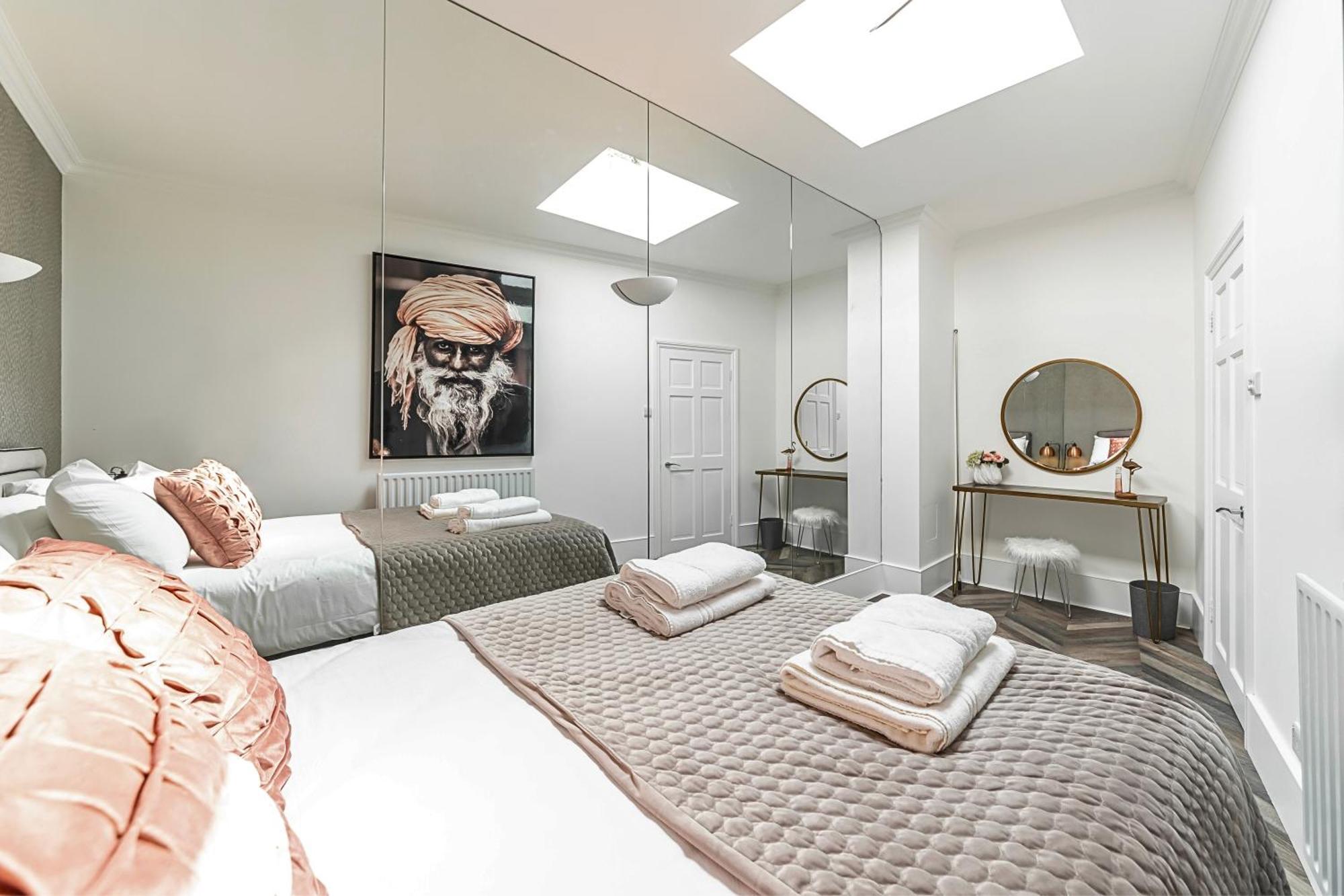 The Secret Kensington Garden Mews-2 Bedroom Full House-2 Train Lines- Spacious-Kings Road- Harrods -Chelsea Stadium-Private Small Patio London Exteriör bild