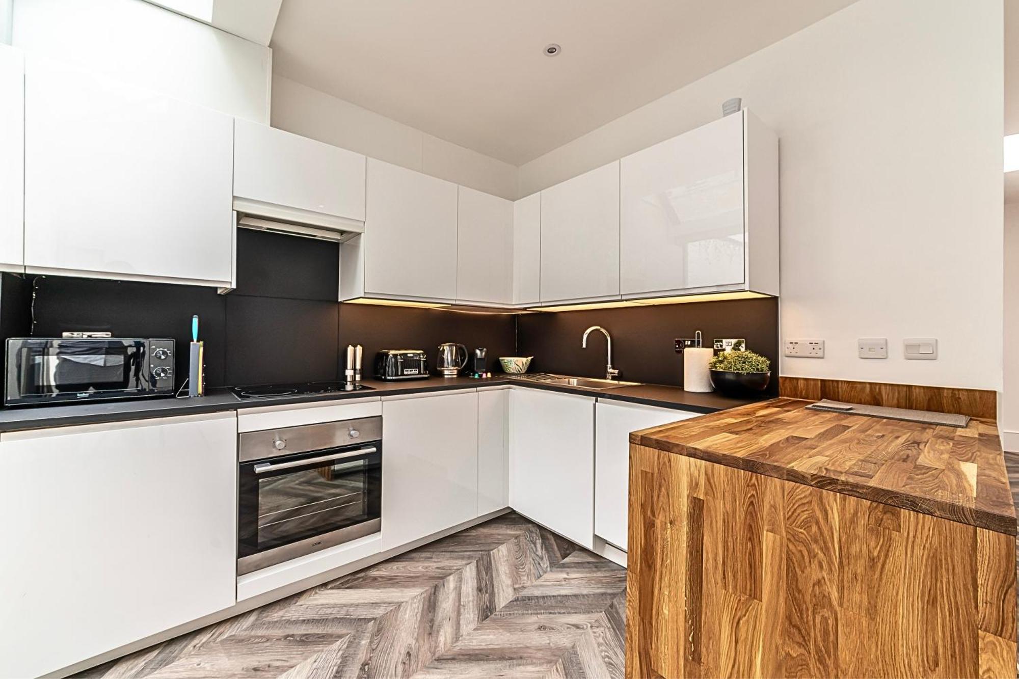 The Secret Kensington Garden Mews-2 Bedroom Full House-2 Train Lines- Spacious-Kings Road- Harrods -Chelsea Stadium-Private Small Patio London Exteriör bild