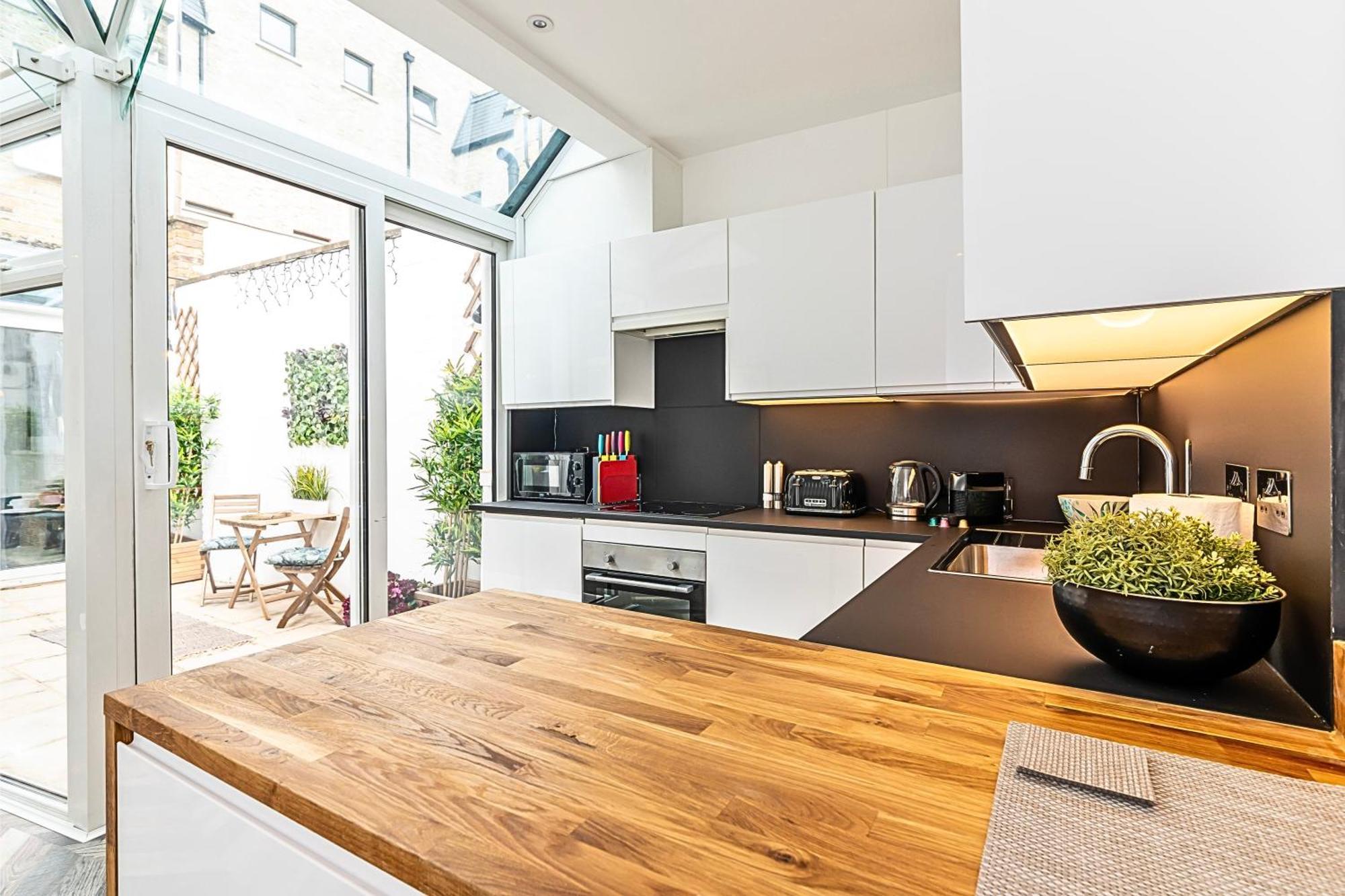 The Secret Kensington Garden Mews-2 Bedroom Full House-2 Train Lines- Spacious-Kings Road- Harrods -Chelsea Stadium-Private Small Patio London Exteriör bild