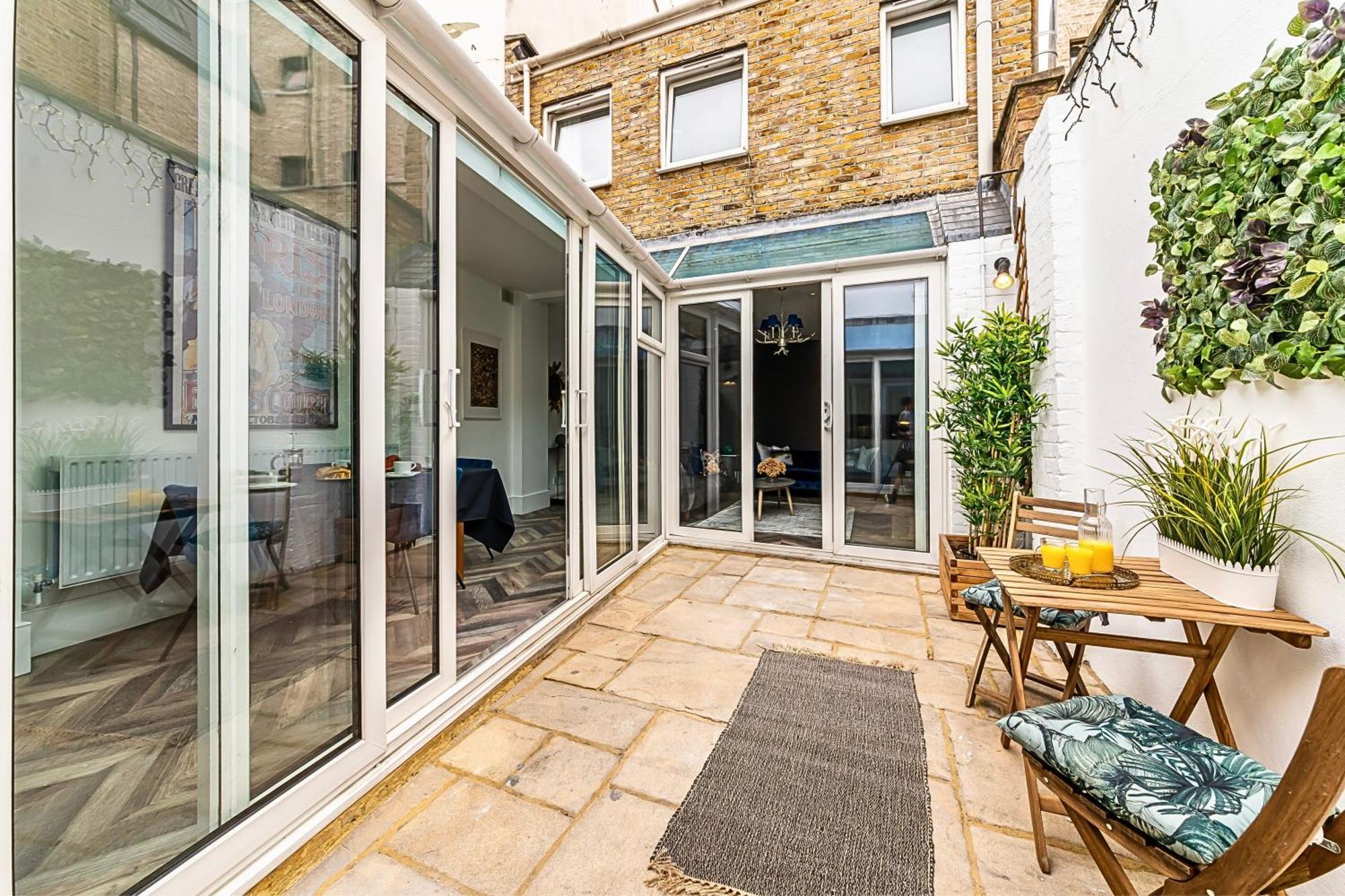 The Secret Kensington Garden Mews-2 Bedroom Full House-2 Train Lines- Spacious-Kings Road- Harrods -Chelsea Stadium-Private Small Patio London Exteriör bild