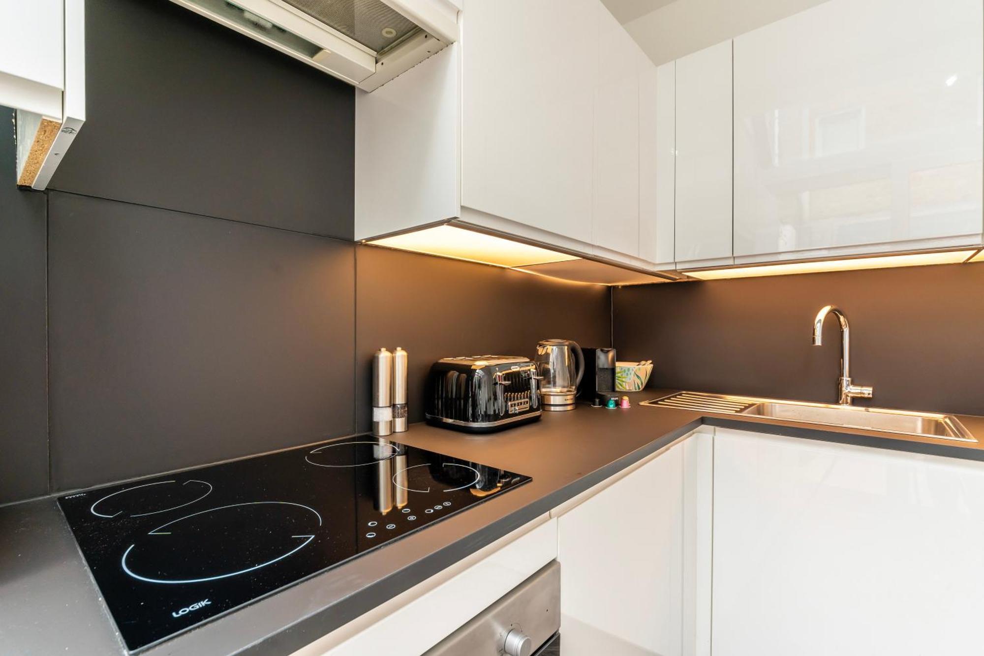 The Secret Kensington Garden Mews-2 Bedroom Full House-2 Train Lines- Spacious-Kings Road- Harrods -Chelsea Stadium-Private Small Patio London Exteriör bild