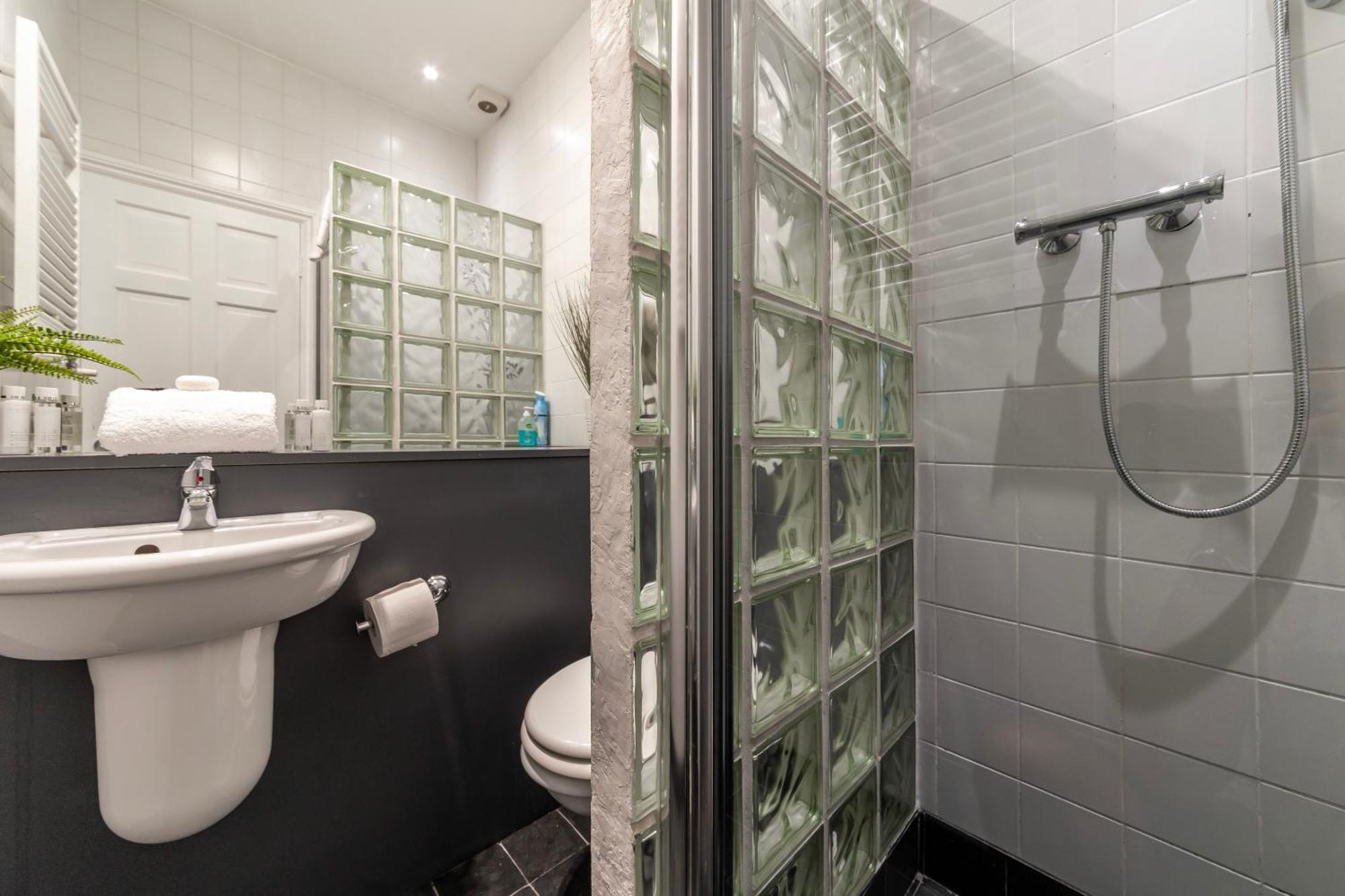 The Secret Kensington Garden Mews-2 Bedroom Full House-2 Train Lines- Spacious-Kings Road- Harrods -Chelsea Stadium-Private Small Patio London Exteriör bild