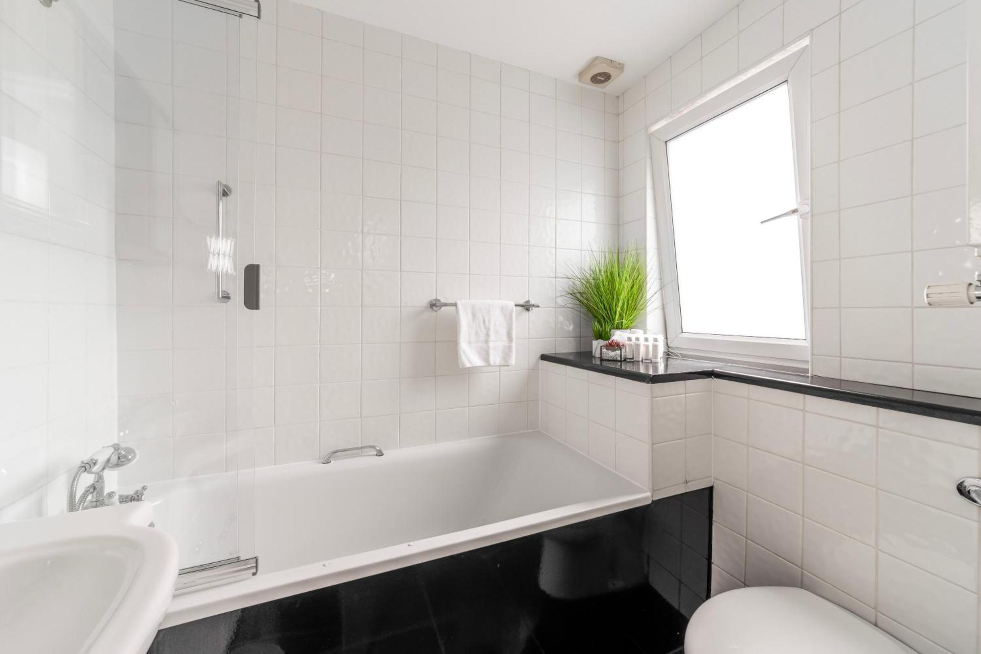 The Secret Kensington Garden Mews-2 Bedroom Full House-2 Train Lines- Spacious-Kings Road- Harrods -Chelsea Stadium-Private Small Patio London Exteriör bild