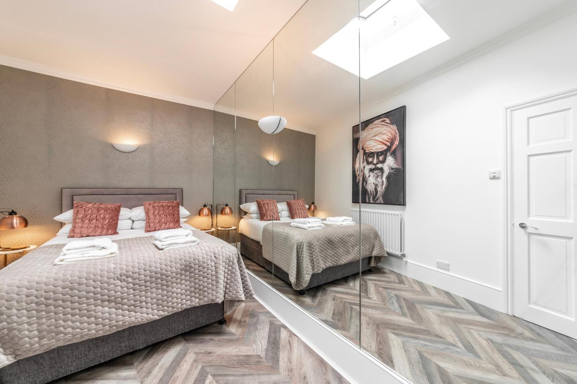 The Secret Kensington Garden Mews-2 Bedroom Full House-2 Train Lines- Spacious-Kings Road- Harrods -Chelsea Stadium-Private Small Patio London Exteriör bild